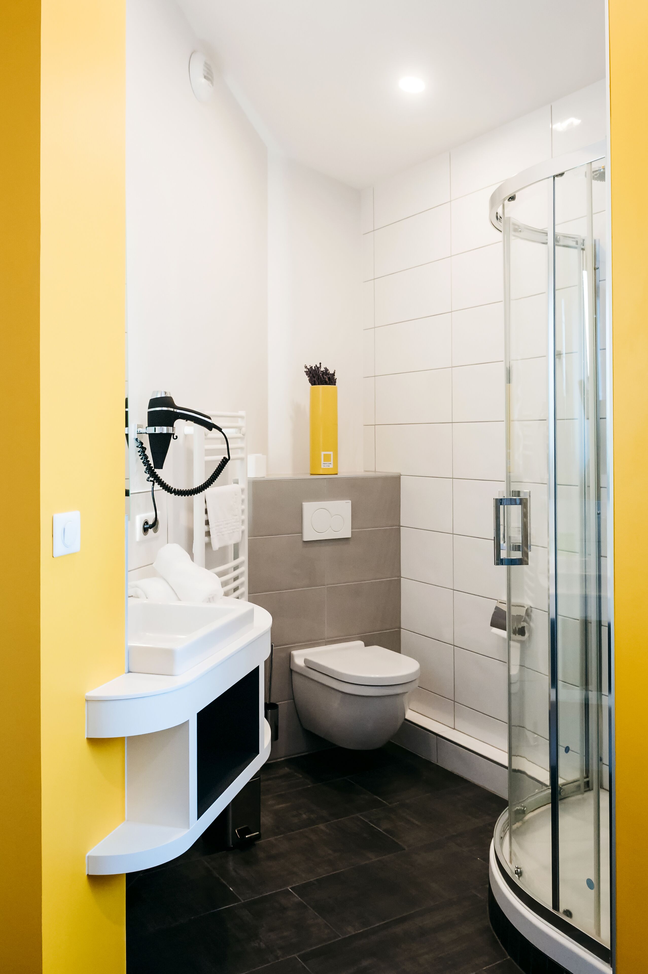 standard room | bathroom | free toiletries, towels