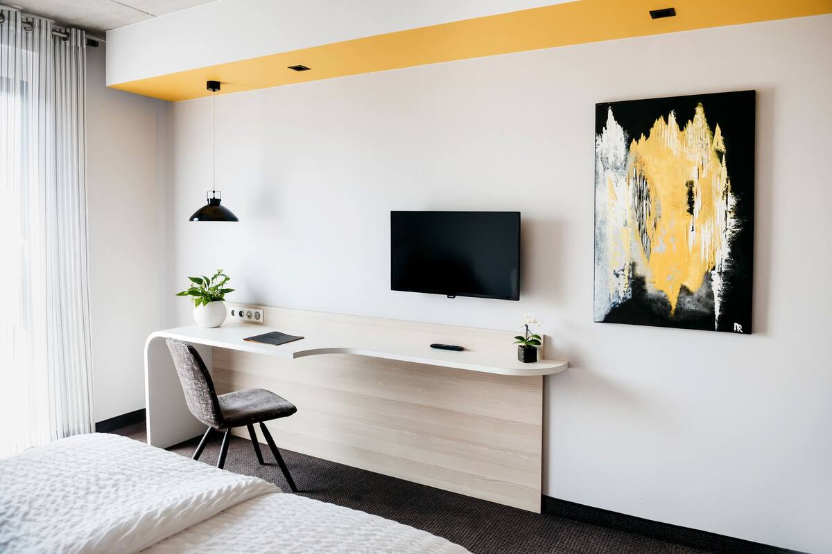 Schreibtisch, Verdunkelungsvorhänge, schallisolierte Zimmer