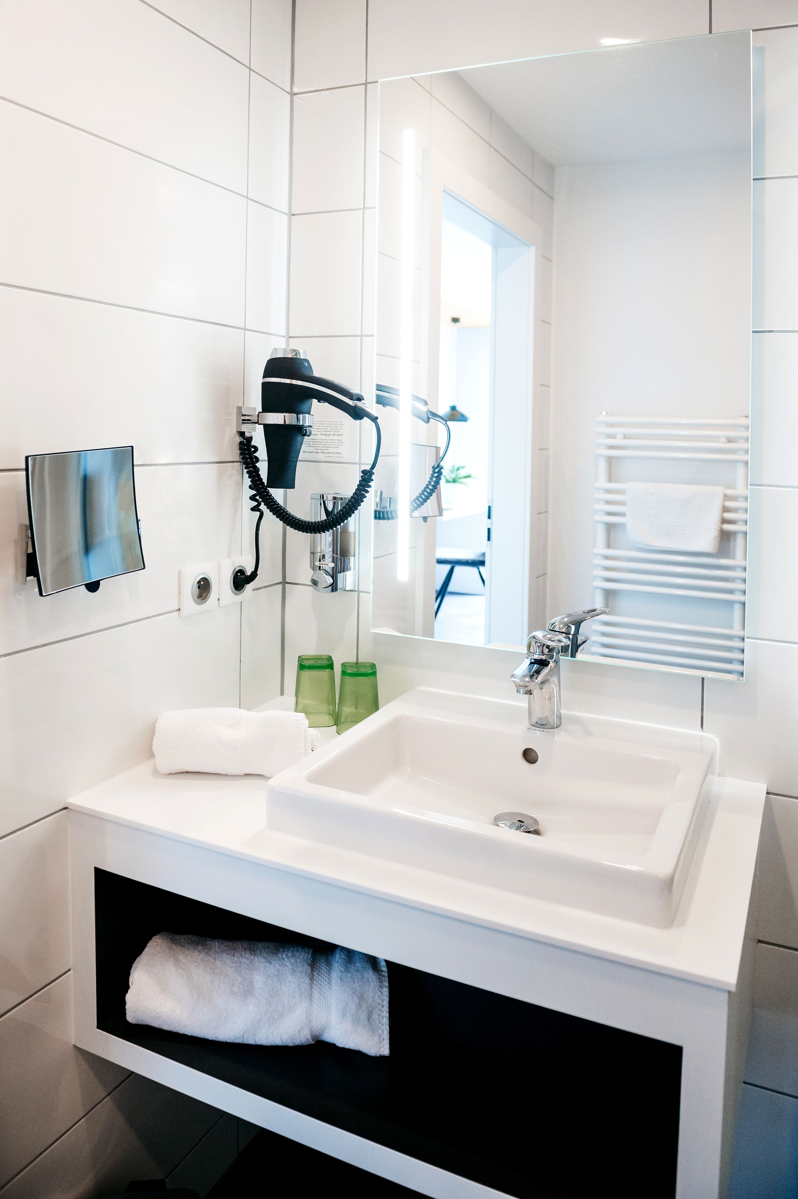 superior room | bathroom | free toiletries, towels