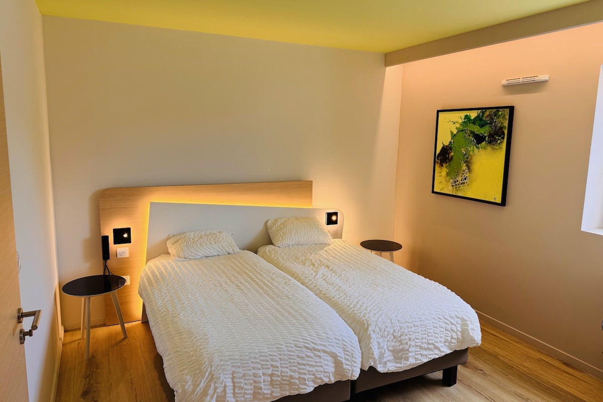 Quarto conforto | Escrivaninha, cortinas blackout, quartos à prova de som