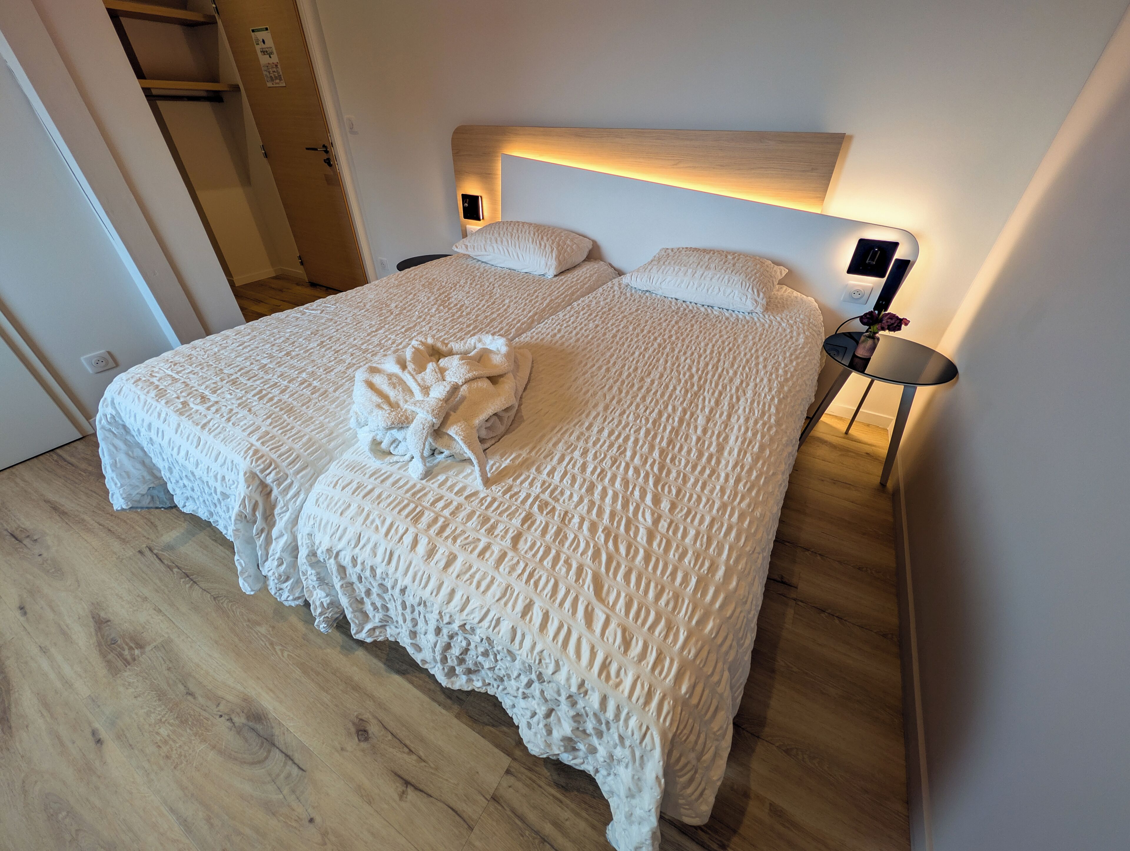 مكتب وستائر تعتيم وتجهيزات عازلة للصوت وواي فاي مجانًا