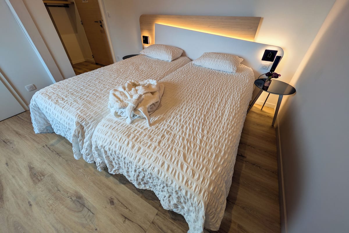 مكتب وستائر تعتيم وتجهيزات عازلة للصوت وواي فاي مجانًا