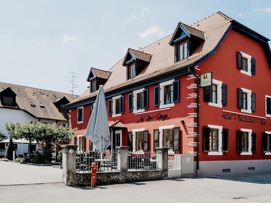 Un edificio rojo con un letrero que dice 'Au Bon Rouge Hotel Restaurant Spa'.