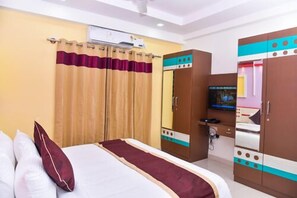 Premium bedding, desk, iron/ironing board, free WiFi