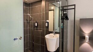 Douche, douche à « effet pluie », articles de toilette gratuits