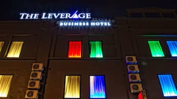 Depan hartanah - siang/malam