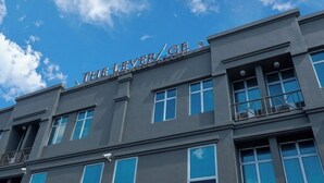 Un immeuble dont la façade porte l’inscription « THE LEVERAGE BUSINESS HOTEL ».