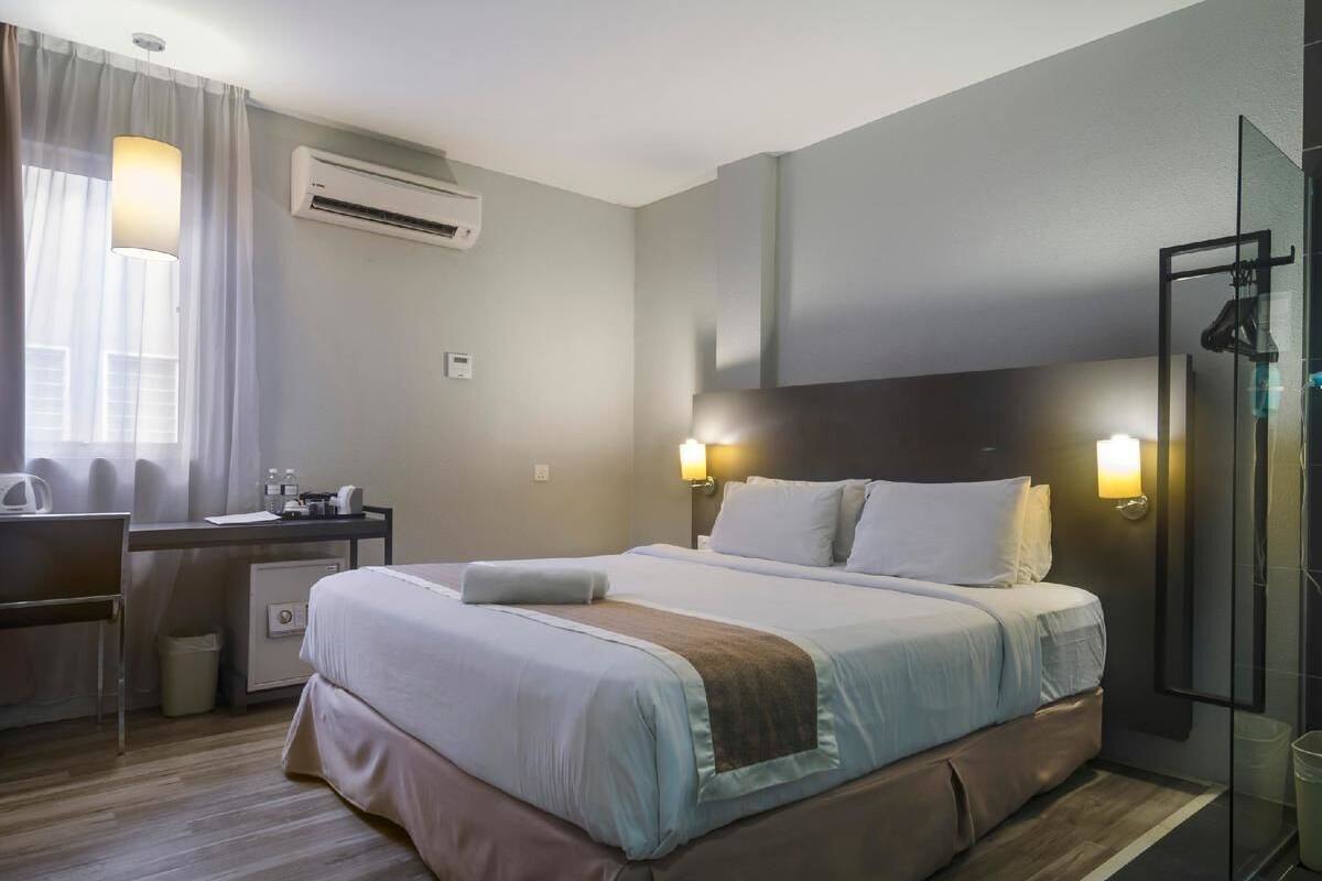 Escritorio, wifi gratis y acceso para silla de ruedas