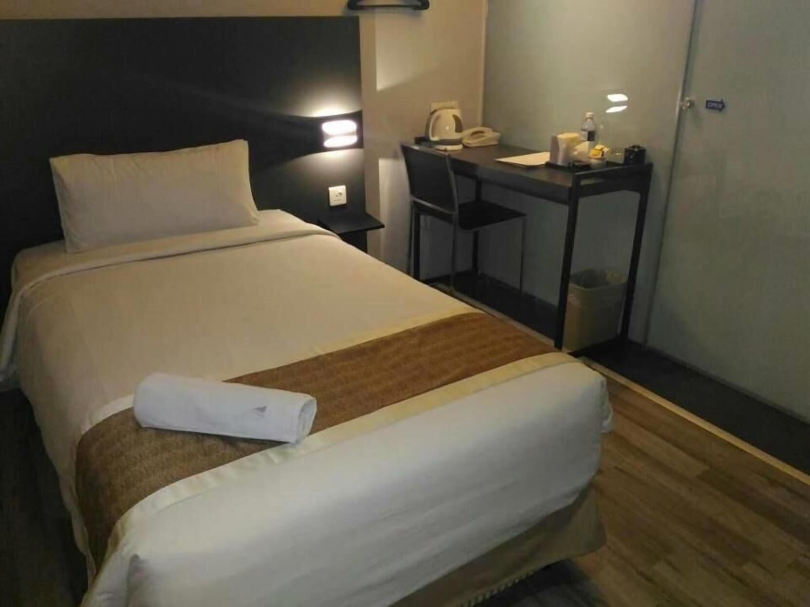 Desk, free WiFi, wheelchair access