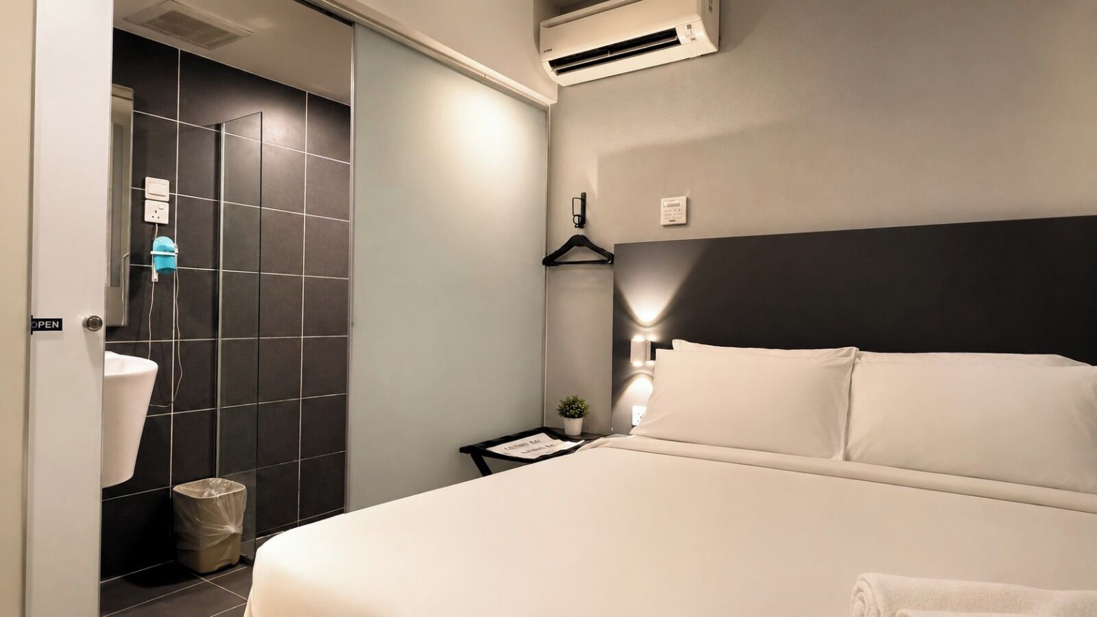 Standard Queen, No Windows | Desk, free WiFi, wheelchair access