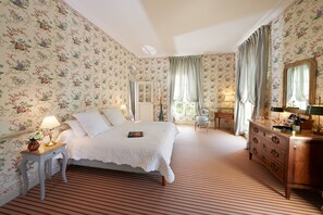 Luxury Quadruple Room | Dihias secara berasingan, dilengkapkan perabot secara berasingan, meja 