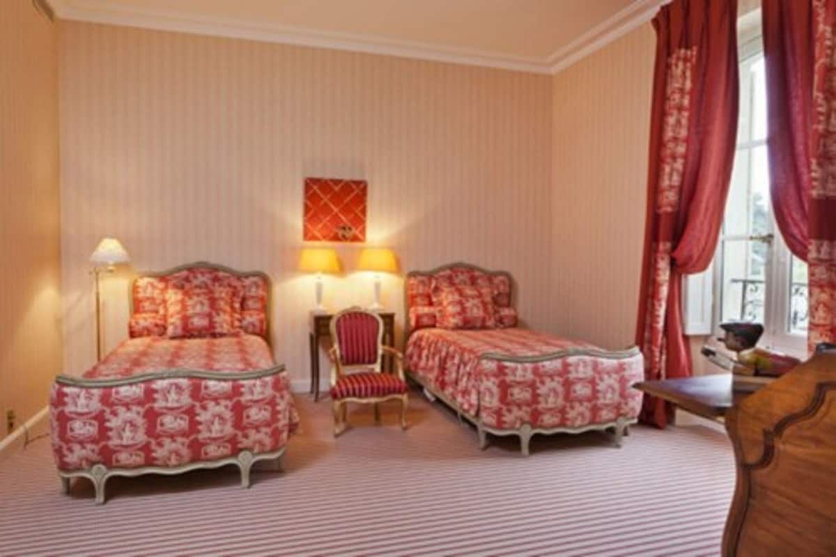 Chambre Double ou avec lits jumeaux (Carignan) | Décoration personnalisée, ameublement personnalisé, bureau