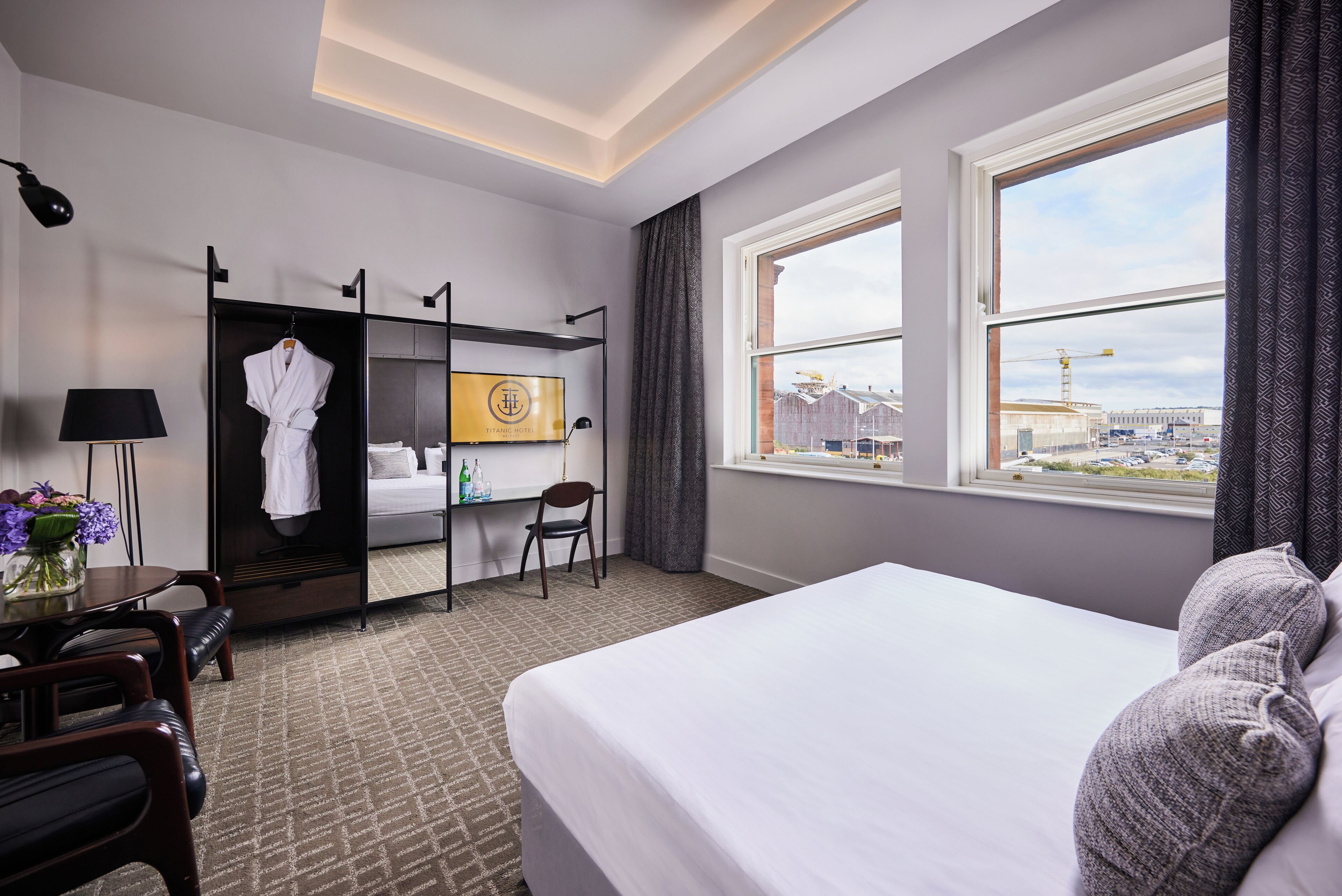 suite, 1 king bed | premium bedding, in-room safe, desk, laptop workspace