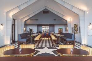 Bar (on property) - Titanic Hotel Belfast (Belfast)