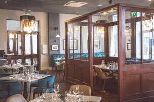 Breakfast, lunch, dinner served; international cuisine 