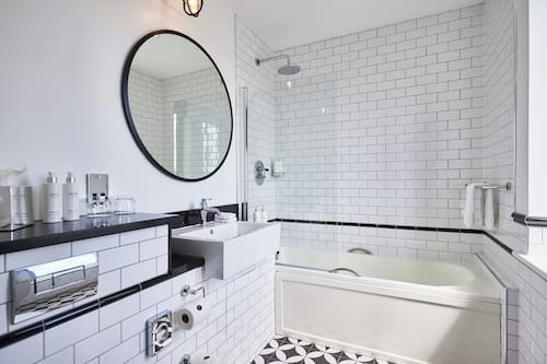 Superior Room, 1 King Bed | Bathroom