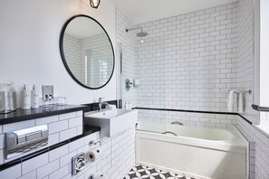 Superior Room, 1 King Bed | Bathroom | Free toiletries, hair dryer, bathrobes, slippers - Titanic Hotel Belfast (Belfast)