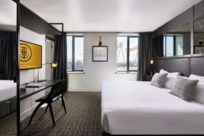 Premium bedding, in-room safe, desk, laptop workspace - Titanic Hotel Belfast (Belfast)