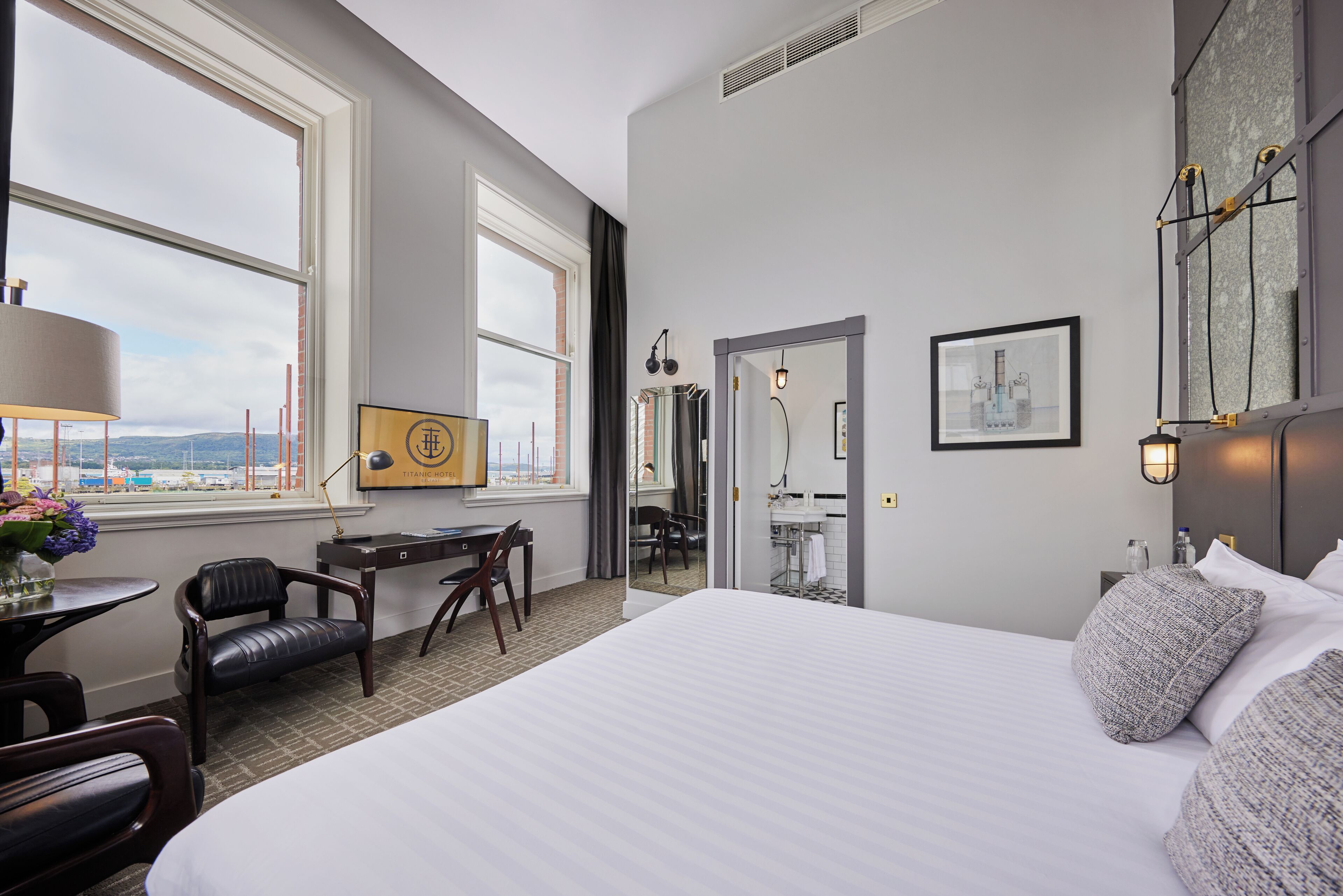 华丽客房, 1 张特大床 | 高档床上用品、客房内保险箱、办公桌、笔记本电脑工作区