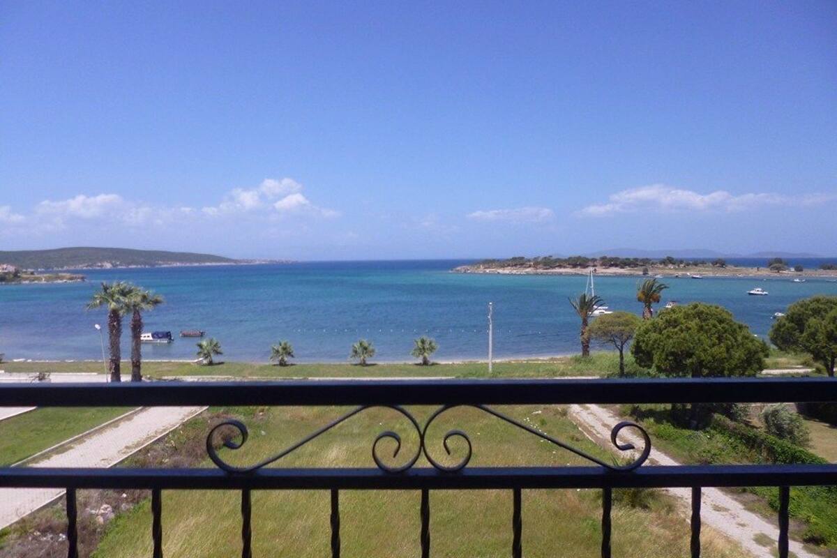 Varanda com vista para a costa, incluindo o mar e terra ao longe.