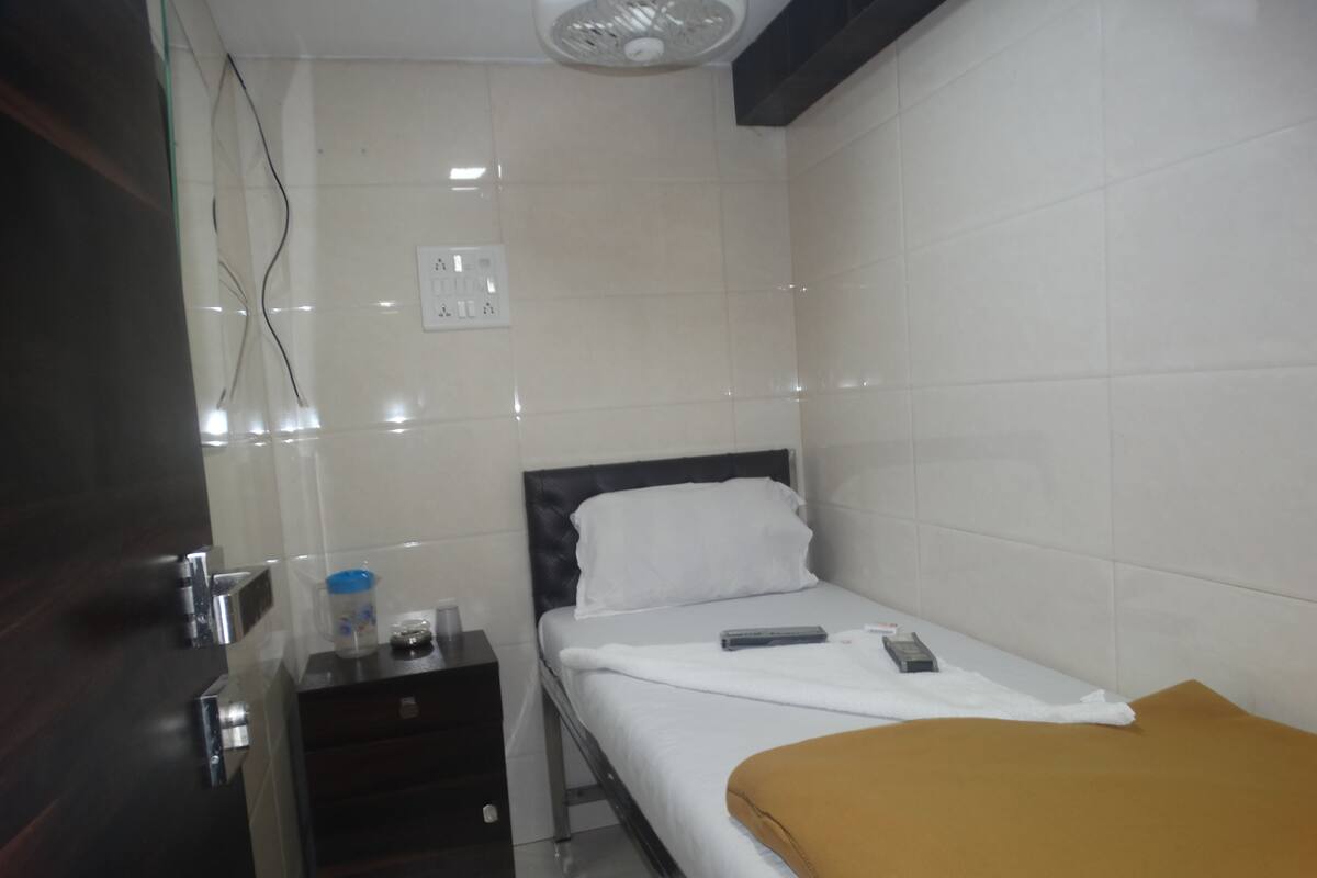 Single Non AC Room with Shared Bathroom