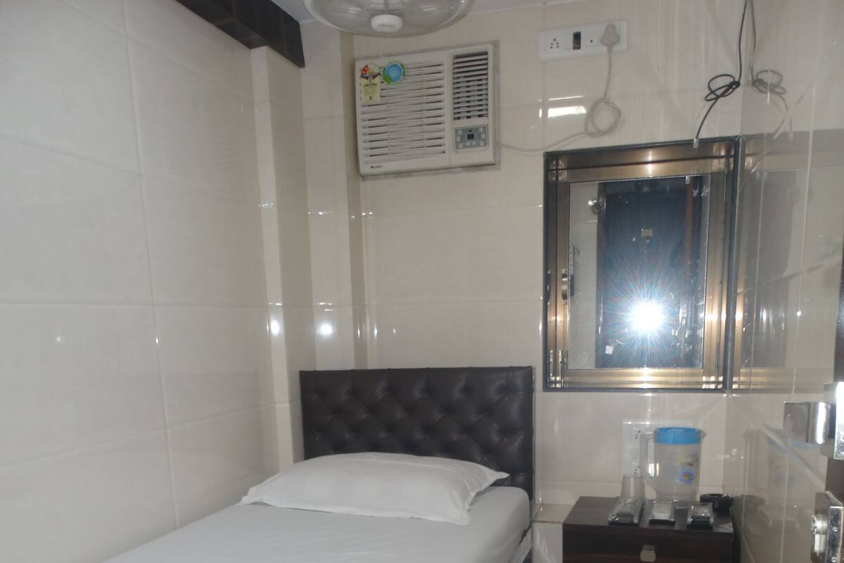 Single AC Room with Shared Bathroom