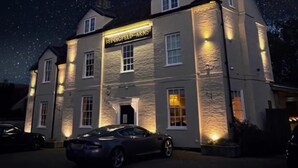 A building with a sign reading "SIPINGFIELD ARMS" under a starry night sky. - Bedingfeld Arms (King's Lynn)
