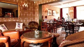 Melayani sarapan, makan siang, dan makan malam