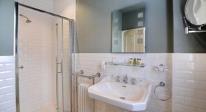Douche, articles de toilette de luxe, sèche-cheveux, serviettes fournies