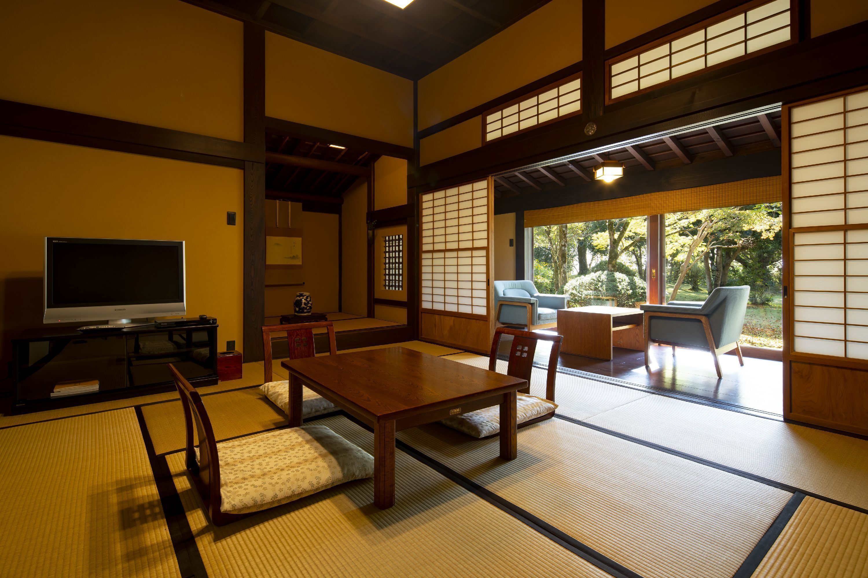 傳統客房 | 迷你吧贈品、房內夾萬、書桌、隔音