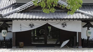 Vista frontal de la propiedad