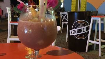 2 bars/lounges