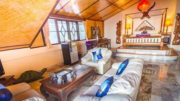 Penthouse Ocean View | Minibar, free WiFi, bed sheets