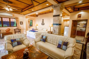 Minibar, wifi gratis y ropa de cama