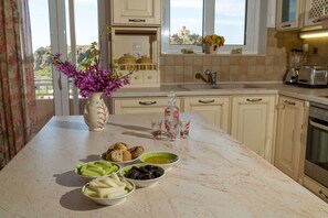 Casa ( Excl 1) | Cocina privada | Refrigerador con congelador, horno, parrilla de estufa y lavavajillas 