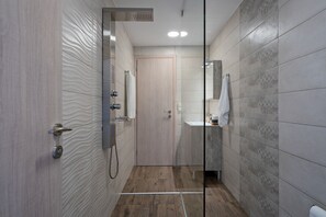Departamento, 2 habitaciones (Excl 2) | Baño | Tina, amenidades de baño gratuitas, secadora de cabello, pantuflas 