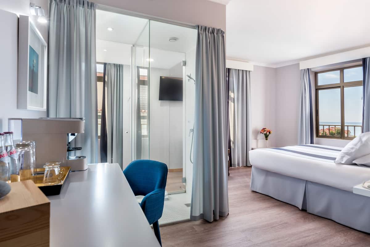 Junior Suite | Down comforters, in-room safe, blackout drapes, soundproofing