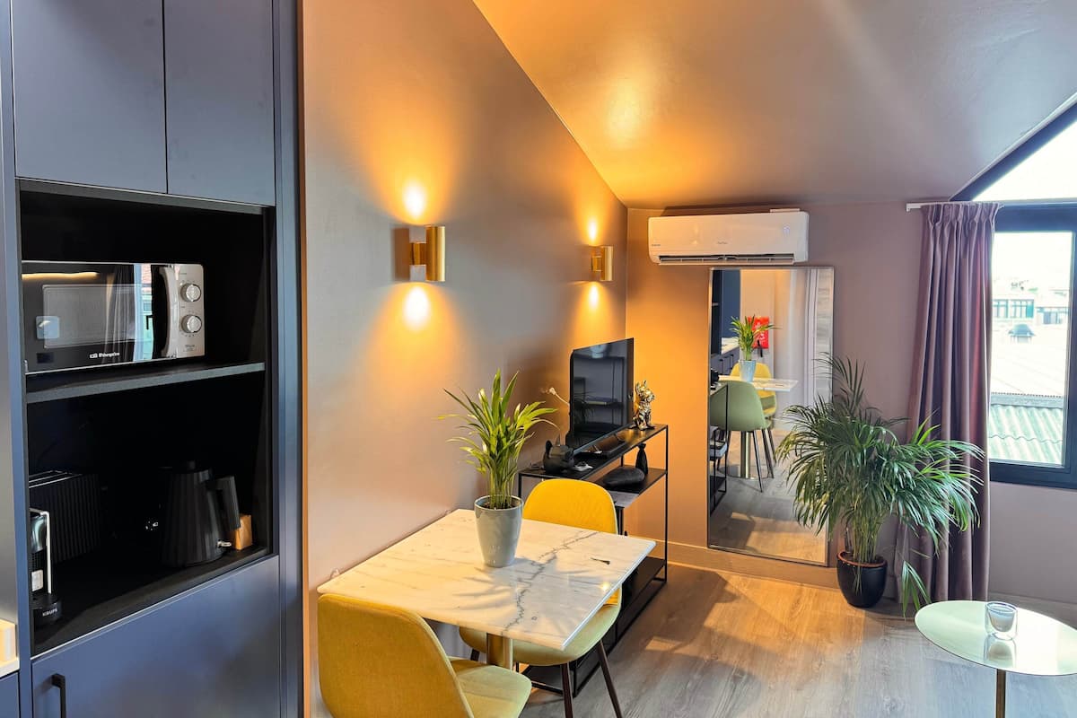 Basic Studio, Annex Building | Down comforters, in-room safe, blackout drapes, soundproofing