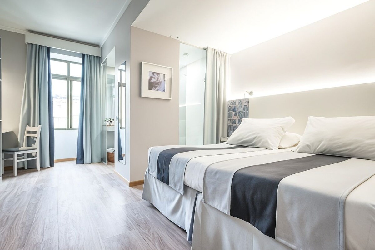 Down comforters, in-room safe, blackout drapes, soundproofing