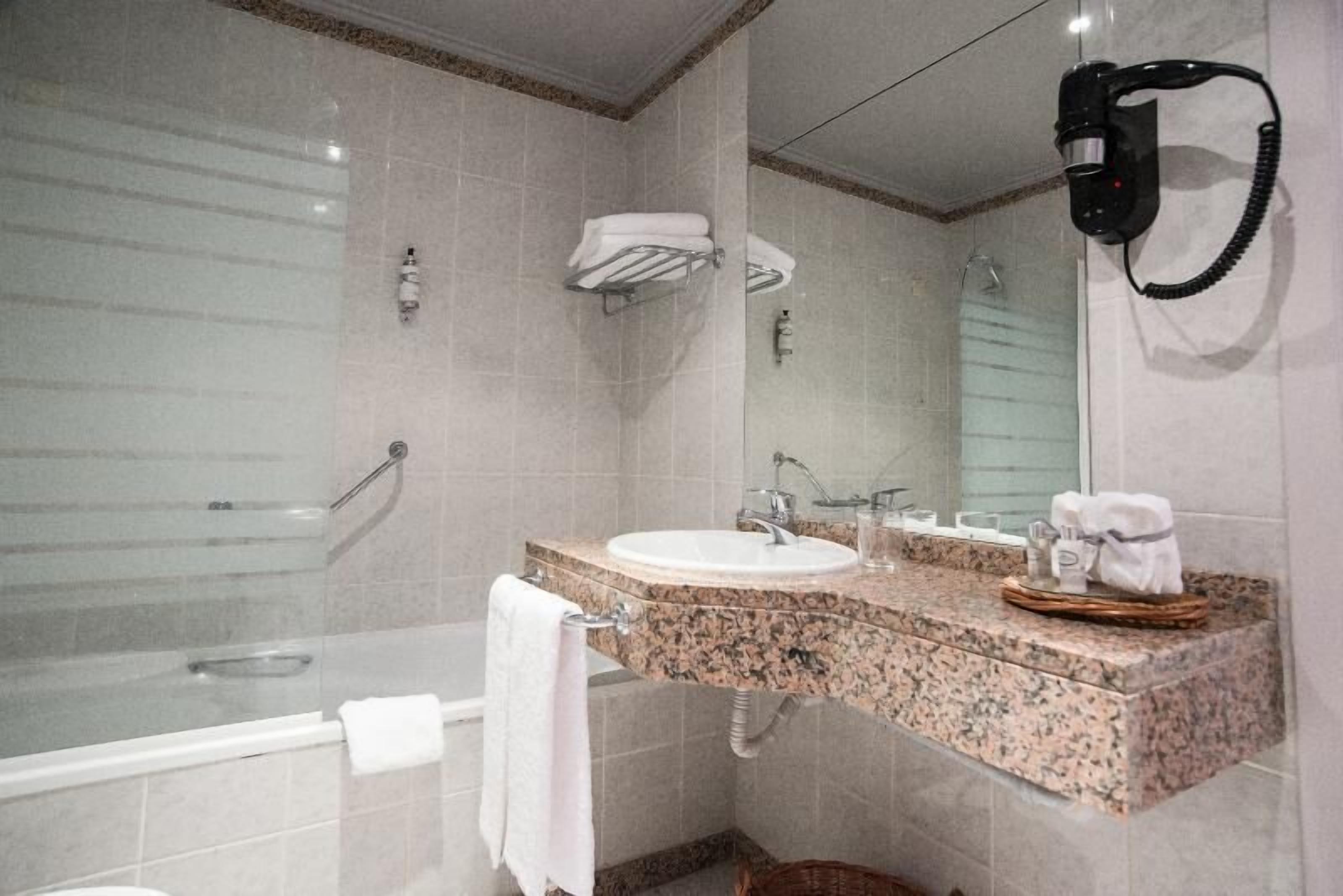 Badezimmer | Kostenlose Toilettenartikel, Haartrockner, Bademäntel, Bidet