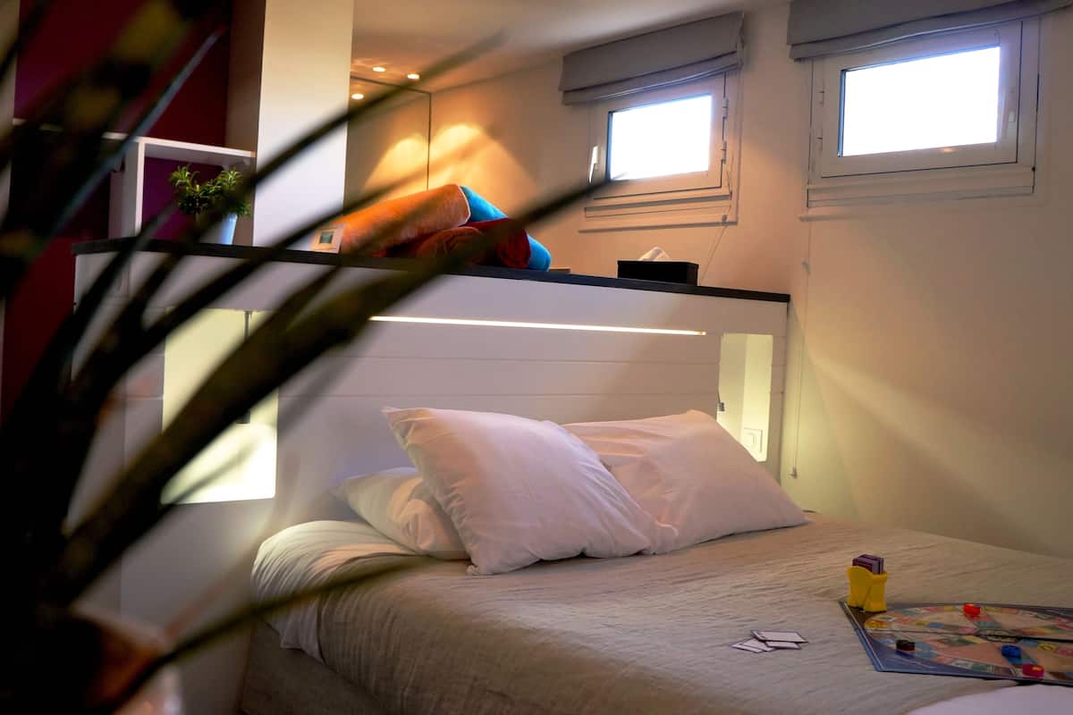 family room | 1 bedroom, premium bedding, free cots/infant beds, free wifi