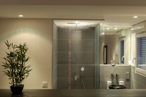 Superior Double Room, Garden View | Bathroom | Shower, rainfall showerhead, free toiletries, hair dryer - Lann Roz (Carnac)