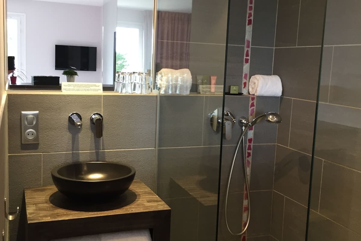 shower, rainfall showerhead, free toiletries, hair dryer