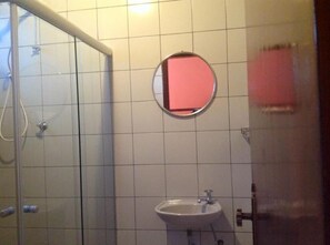 Habitación doble | Baño | Regadera y toallas 