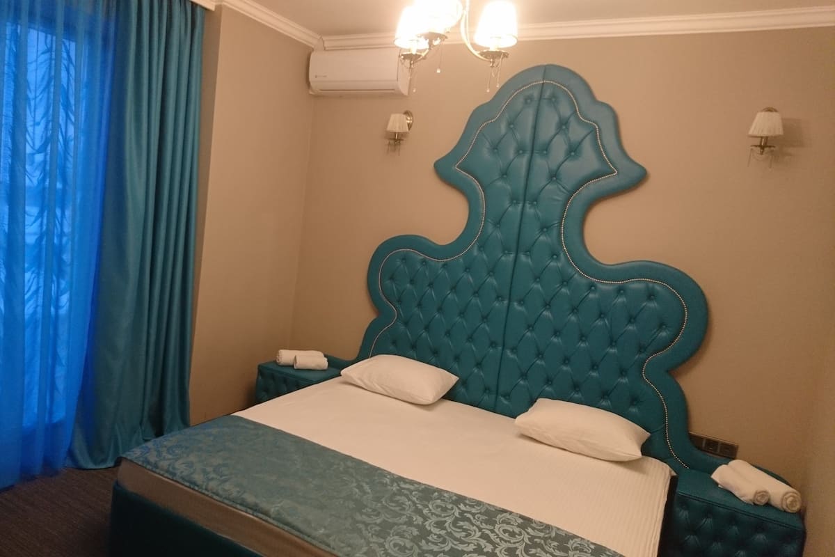 Suite | Minibar, una scrivania, postazione laptop, ferro/asse da stiro