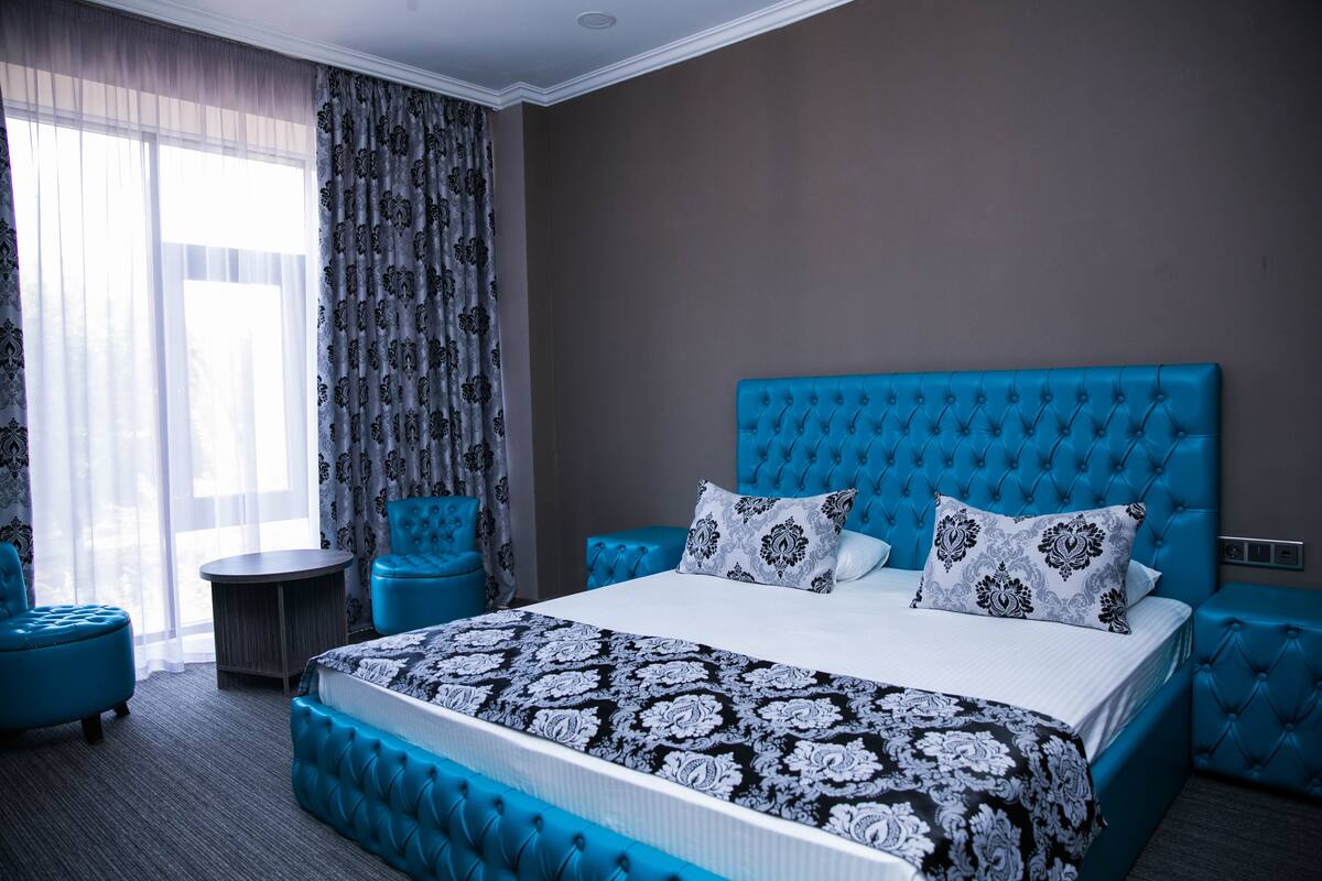 Suite Junior | Minibar, una scrivania, postazione laptop, ferro/asse da stiro