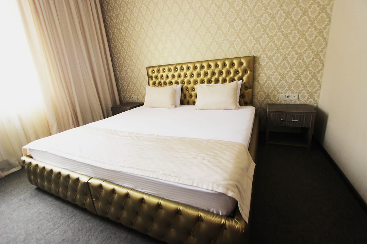 Camera Comfort con letto matrimoniale o 2 letti singoli | Minibar, una scrivania, postazione laptop, ferro/asse da stiro