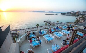 2 restaurants, breakfast, lunch, dinner served; international cuisine - Derici Hotel (Kusadasi)