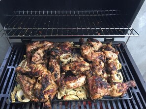 Una parrilla con varios trozos de carne y cebollas.