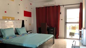 Bureau, espace de travail pour ordinateur portable, rideaux occultants